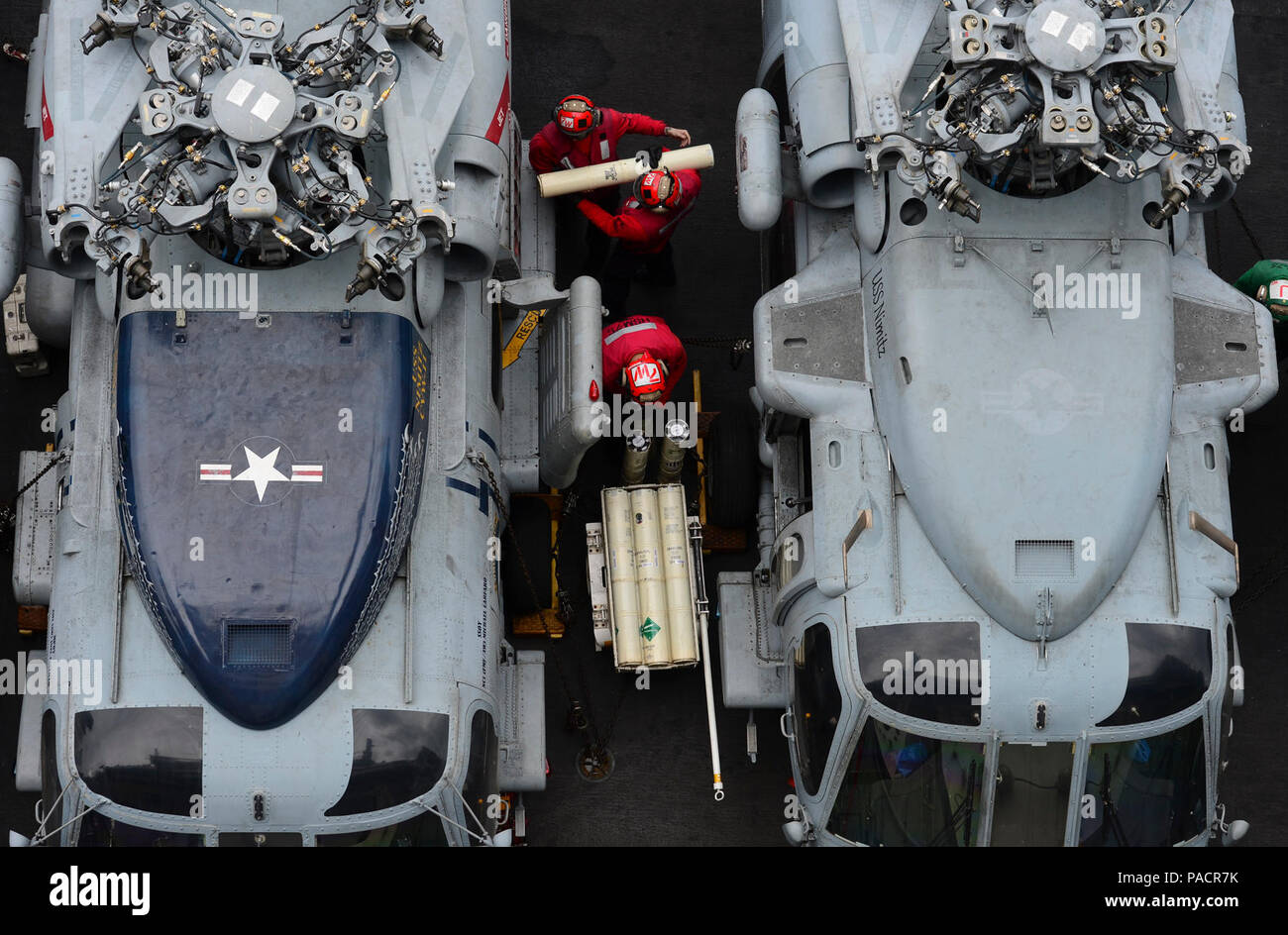 De Bengala (16 Julio 2017) Los marineros quitar sonobouys desde un MH-60R Sea Hawk helicóptero asignado al "Wolf Pack" huelga marítimo escuadrón de helicópteros (HSM) 75 en la cubierta de vuelo del portaaviones USS Nimitz (CVN 68) durante el ejercicio Malabar. Malabar 2017 es la última de una serie continua de ejercicios entre la marina de la India, el Japón fuerza de autodefensa marítima y la Marina de EE.UU. que ha crecido en alcance y complejidad a lo largo de los años para hacer frente a la gran variedad de amenazas comunes a la seguridad marítima en la región del Pacífico Indo-Asia. Foto de stock