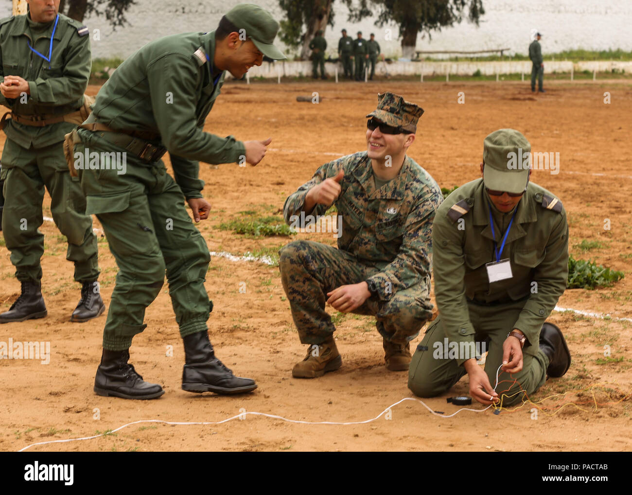 El Sargento de Marina de los EE.UU. Phil Mayer, un técnico de explosivos  para fines específicos con Marine Air-Ground Task Force Response-Africa  Crisis, da un pulgar arriba a un soldado marroquí durante