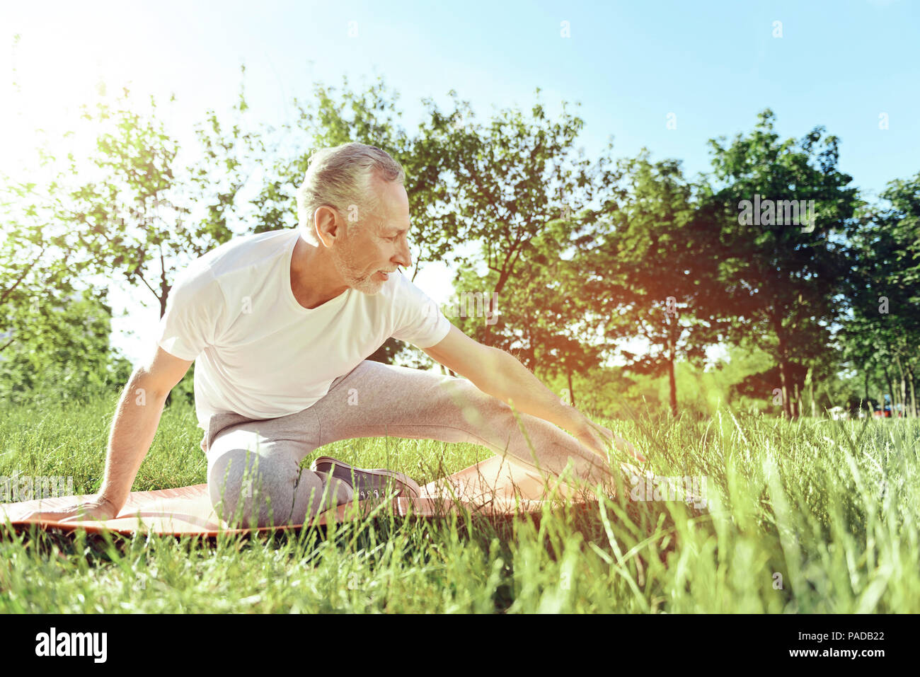 Enérgico pensionista disfrutando de sus ejercicios matutinos Foto de stock