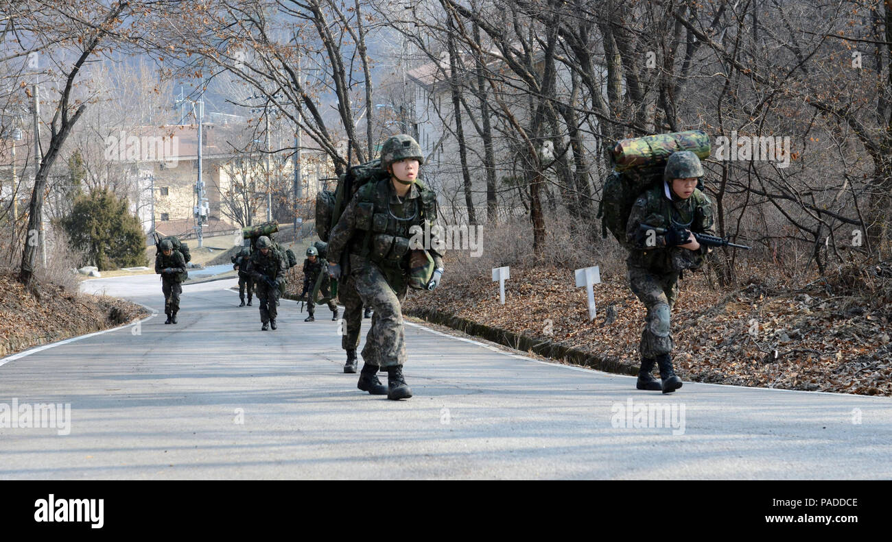 Las fuerzas armadas de Corea del Sur los cadetes de la Academia Militar de  Corea, Seúl, Corea del Sur, pie de marzo de dos o tres millas entre cada  evento de la