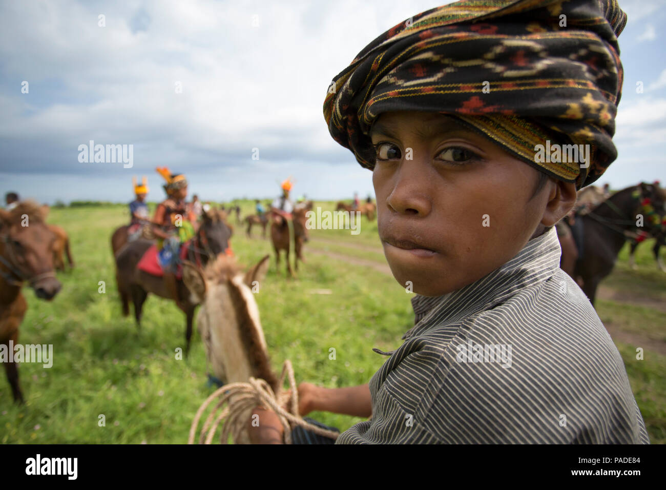 Boy a caballo, Sumba, Kodi, Indonesia Foto de stock