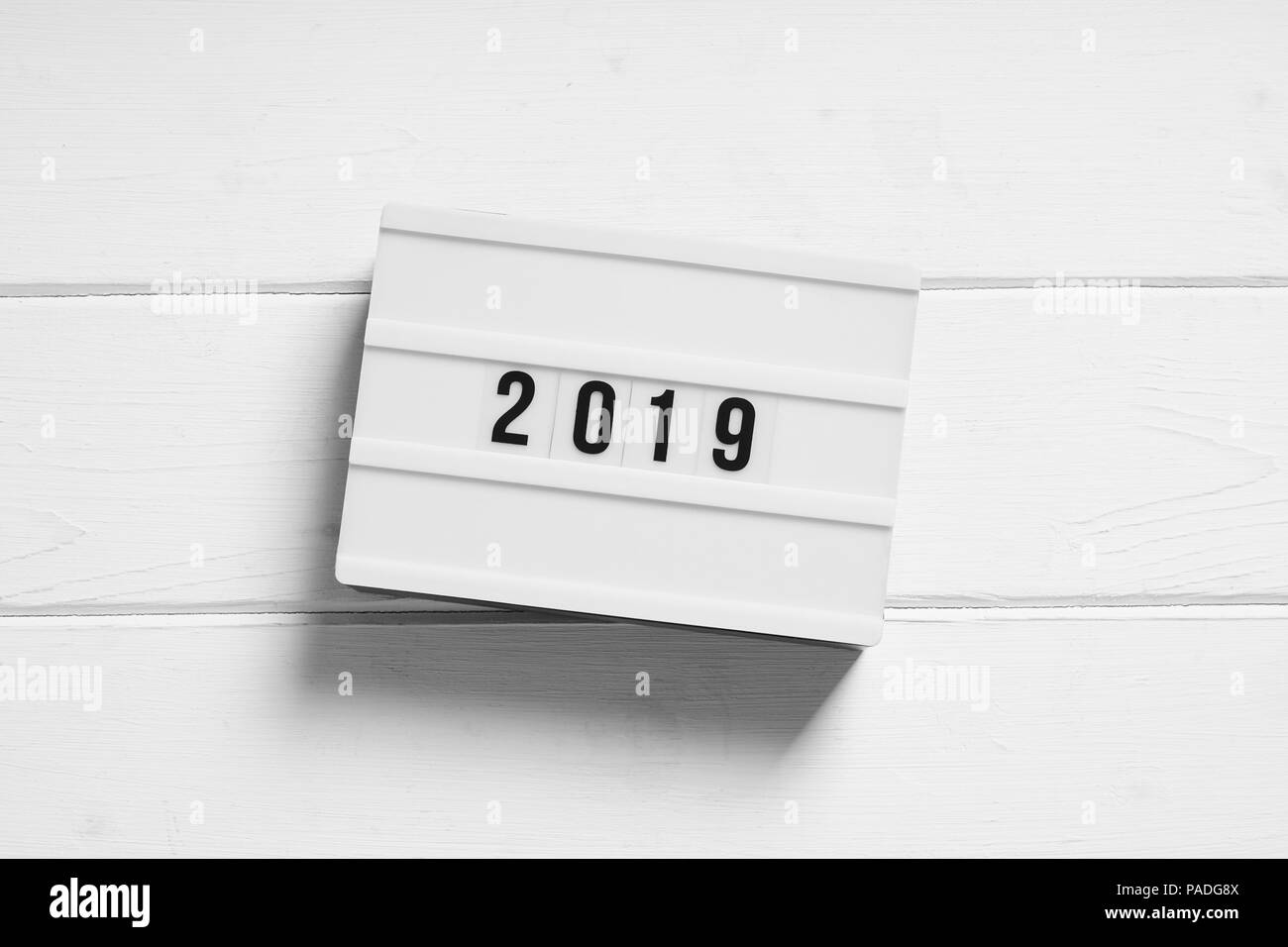 Año 2019 en caja de luz signo, minimalista concepto preliminar o revisión Foto de stock