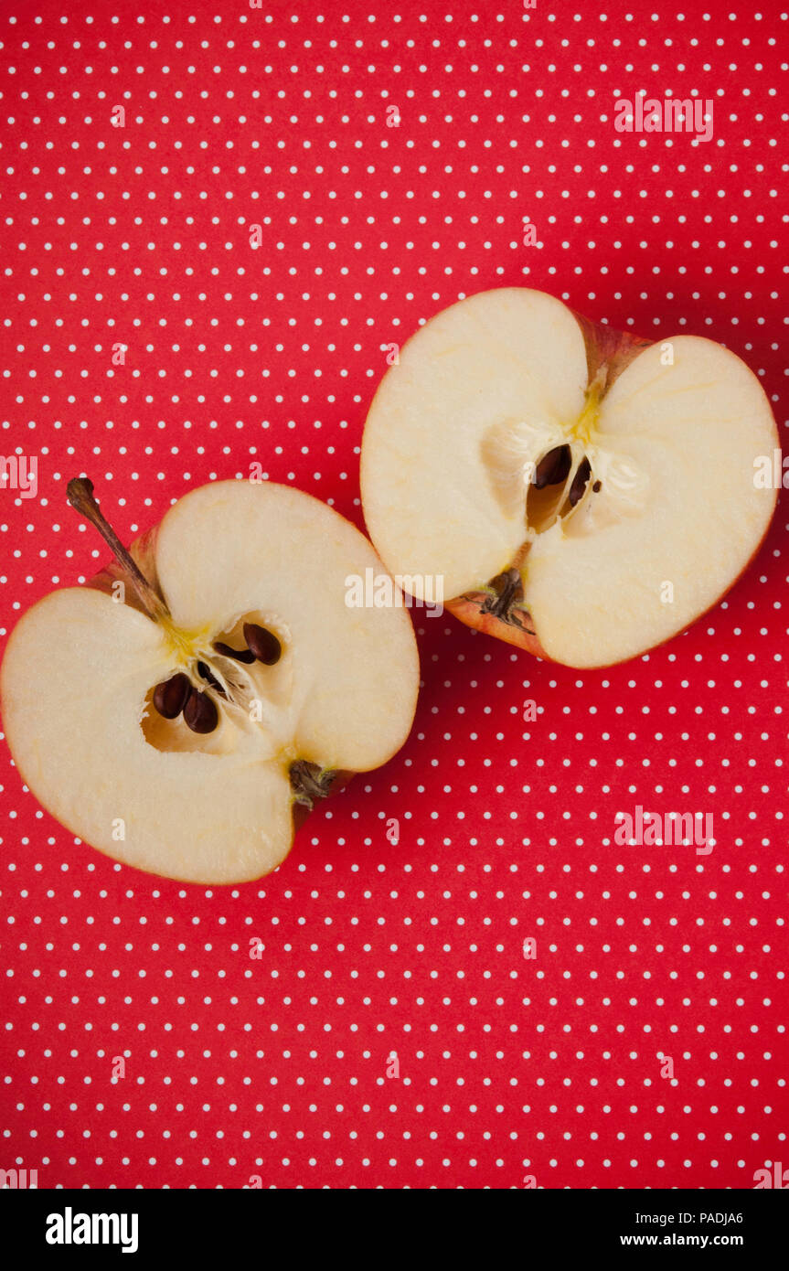 Manzana roja cortada a la mitad Fotografía de stock - Alamy