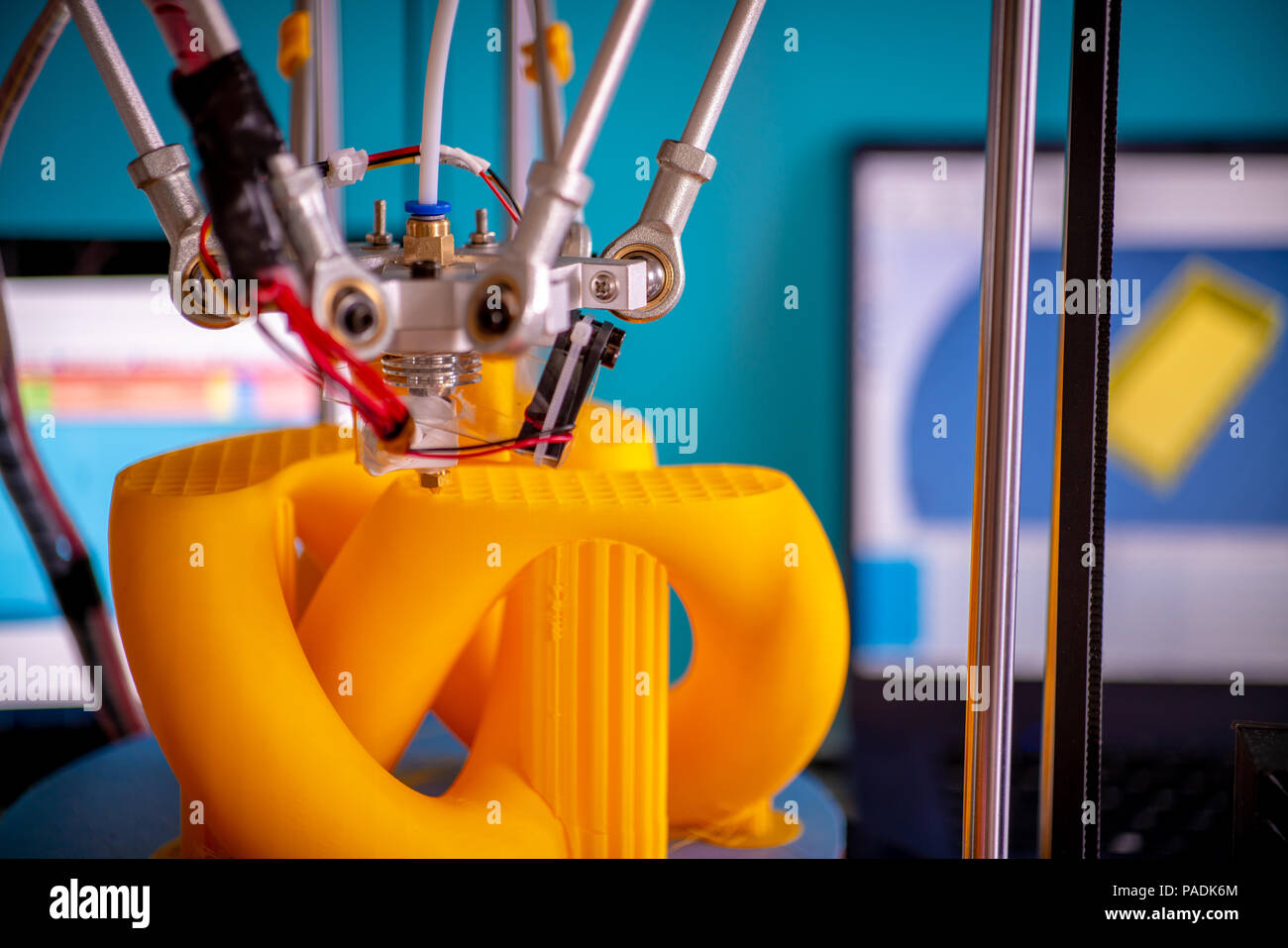 Mediante secundario Inferior Imprimir piezas naranja en una impresora 3D en proceso de impresión  Fotografía de stock - Alamy