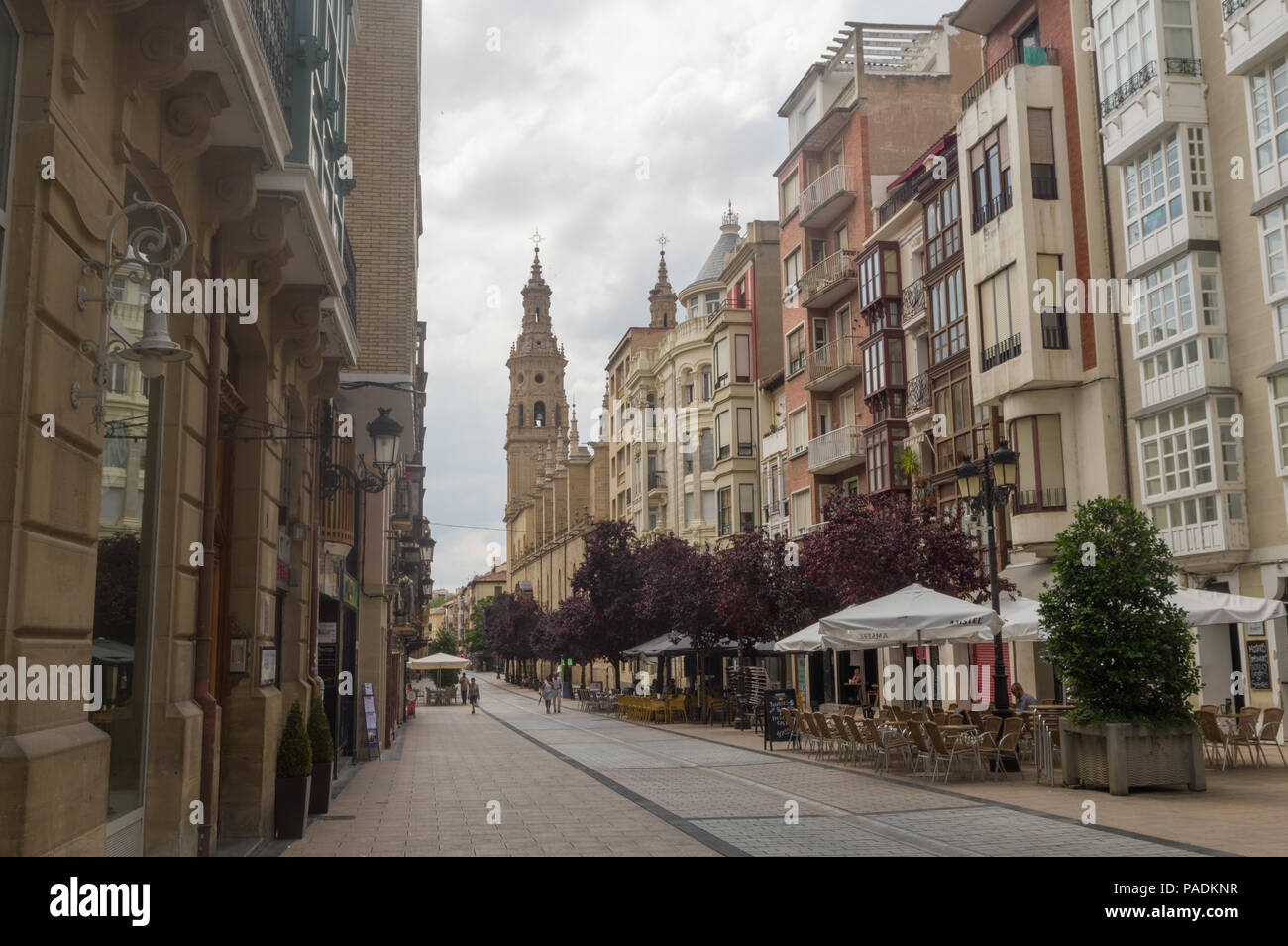 Logroño, España (12 de julio de 2018) - Vista de la elegante calle Portales con la Concatedral de Santa María de la redonda Foto de stock