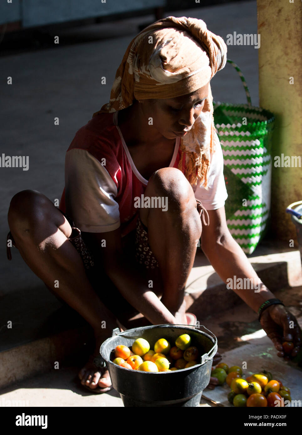 La mujer en el mercado de abastos, Kalabahi, Archipiélago de Alor, Indonesia Foto de stock