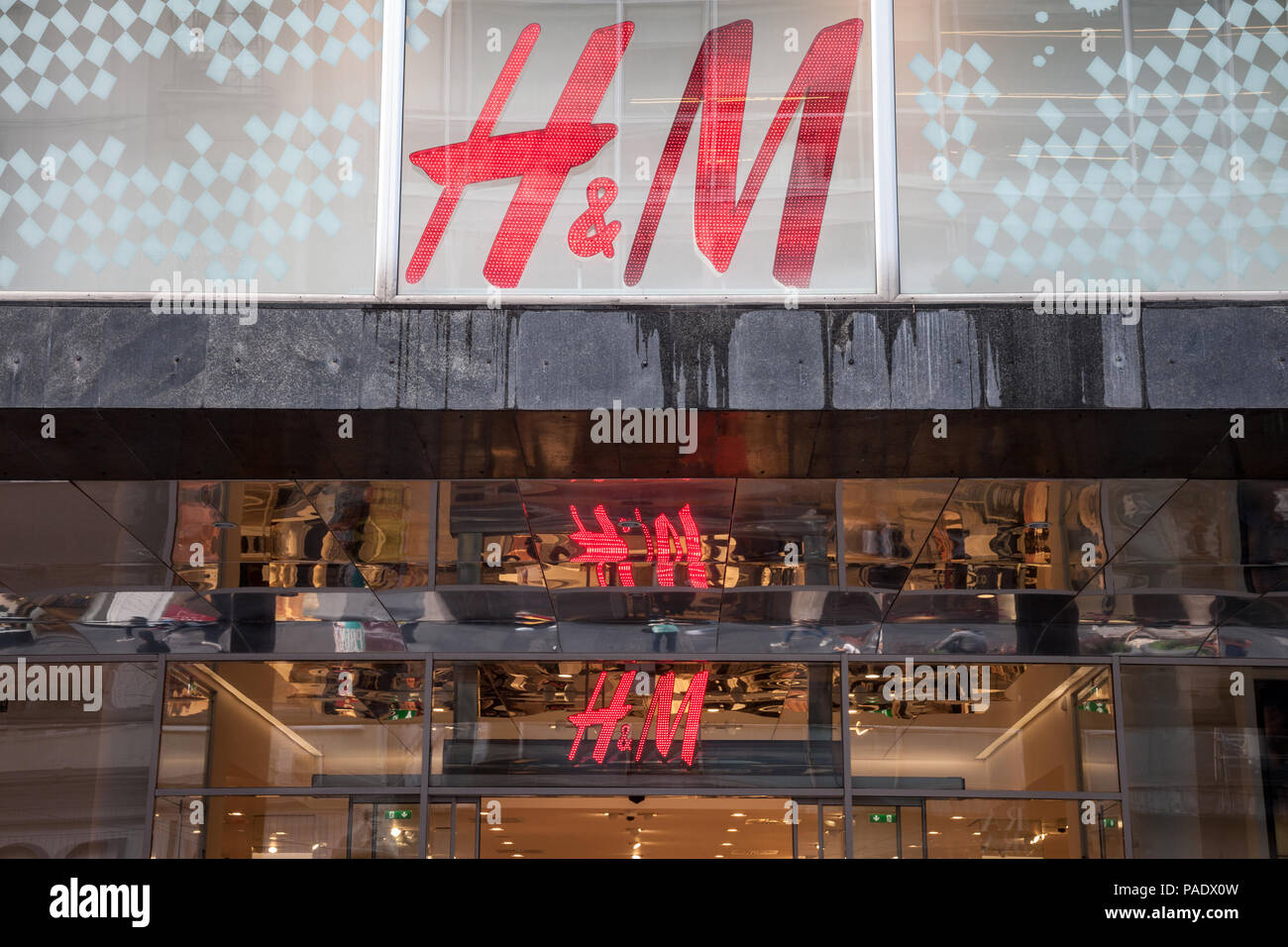 H&m logo fotografías e imágenes de alta resolución - Página 3 - Alamy