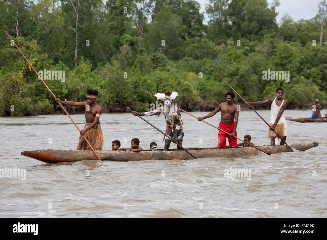 Guerreros tribales, canoa, región de Asmat, Nueva Guinea Occidental, Papúa, Indonesia Foto de stock
