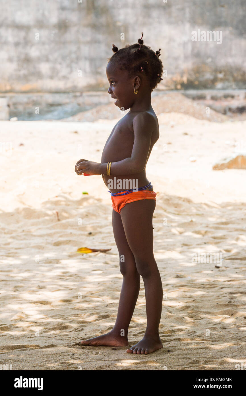 KARA, TOGO - Mar 10, 2013: niña togolesa no identificado en rojo  calzoncillos retrato. Los niños en Togo sufren de pobreza debido a la  inestable econim Fotografía de stock - Alamy