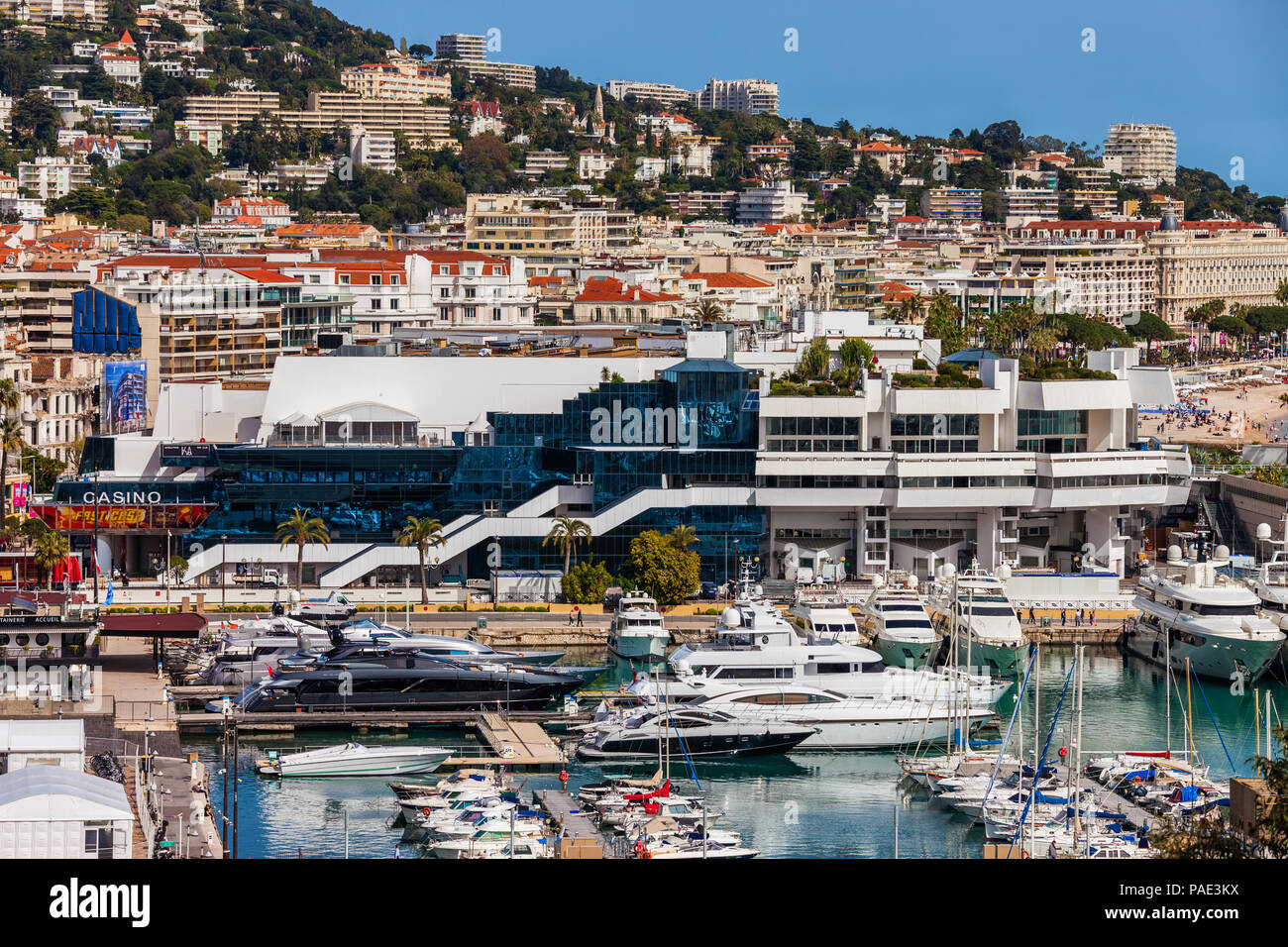 Ciudad de Cannes, en Francia, la vista encima del puerto al centro de convenciones Palais des Festivals Foto de stock