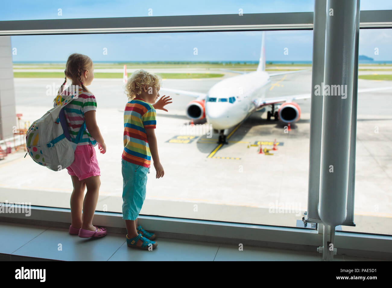 Los Ninos En El Aeropuerto Los Ninos Mirar En Avion Viajar Y Volar Con El Nino Familia En La Puerta De Salida Vacaciones Y Viajes Con Chico Chico Y Bab Fotografia De
