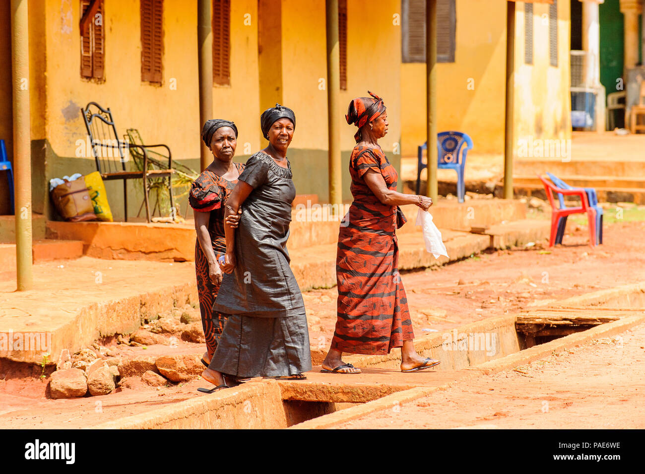 ACCRA, Ghana - Marzo 5, 2012: La mujer ghanesa no identificado a pie en la calle en Ghana. El pueblo de Ghana sufren de pobreza debido a la inestabilidad económica Foto de stock