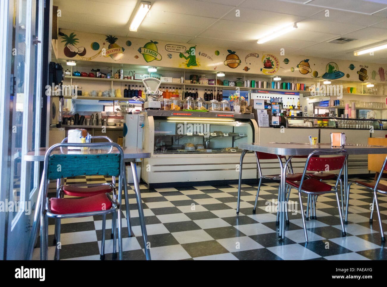 Interior de un 1950's milk bar en la ciudad de Broken Hill, New South Wales, Australia Foto de stock