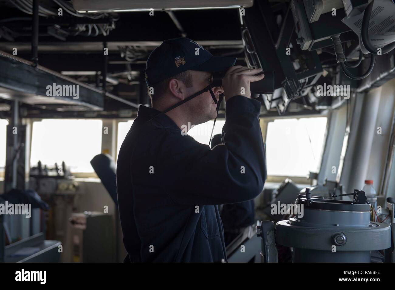 160327-N-TC720-028 MAR MEDITERRÁNEO (Marzo 27, 2016) - Ensign James Wickham, de Cumberland, Ohio, usa los binoculares en observación a bordo del USS Donald Cook (DDG 75) El 27 de marzo de 2016. Donald Cook, un Arleigh Burke clase destructor de misiles guiados, desplegadas a Rota, España está realizando un patrullaje de rutina en los EE.UU. 6ª Flota de la zona de operaciones en apoyo de los intereses de seguridad nacional de EE.UU. en Europa. (Ee.Uu. Navy photo by Mass Communication Specialist 2ª clase Murch Mat/liberado) Foto de stock