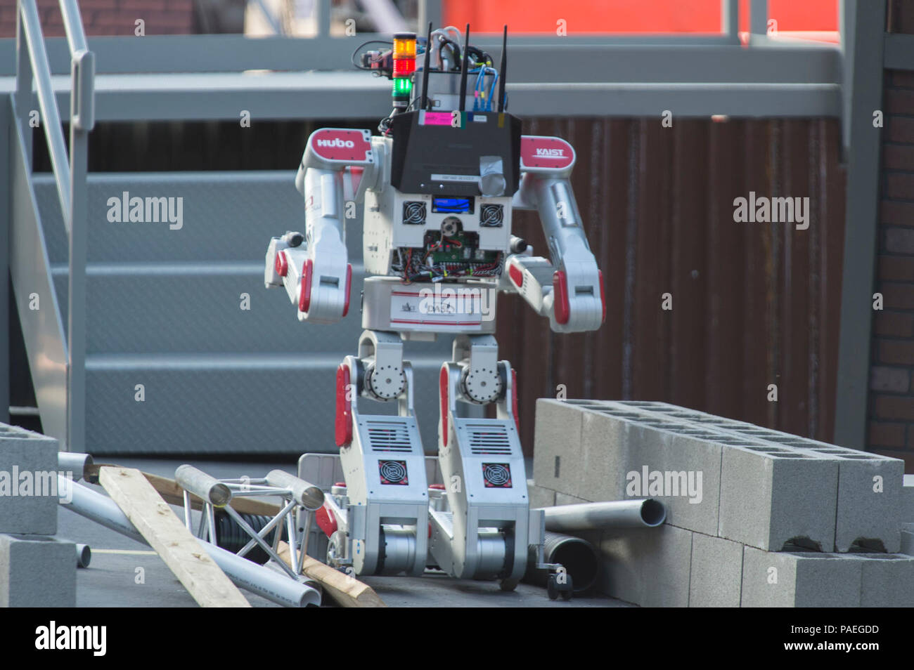 En Pomona, California (5 de junio de 2015) hubo, o un robot humanoide, de  la Korea Advanced Institute of Science and Technology (KAIST), borra un  campo de desechos durante la Agencia de