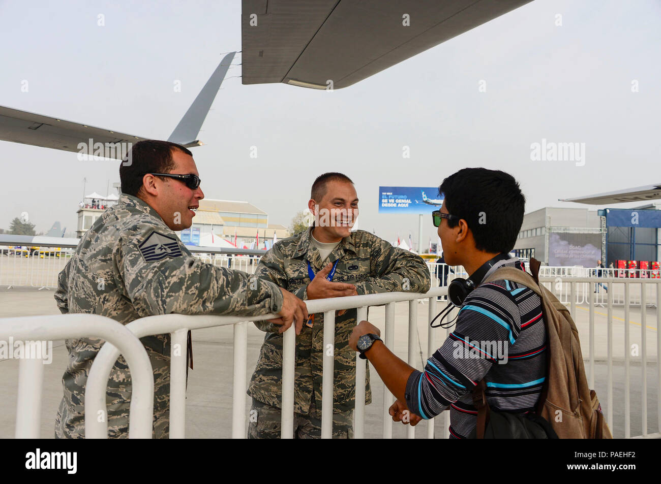 El Sargento Primero. Mario Munive y El Teniente Daniel Grotte, de la Guardia Nacional Aérea de Houston, Texas, hablar con los visitantes acerca de las capacidades del MQ-1 Predator 2016 durante la Feria Internacional del Aire y del Espacio (FIDAE) en Santiago, Chile, 30 de marzo de 2016. Durante la FIDAE, aviadores estadounidenses participaron en varios expertos en la materia de intercambios con sus homólogos chilenos y también acogió exhibiciones estáticas y manifestaciones de apoyo a la antena air show. (Ee.Uu. Foto de la fuerza aérea por Tech. El Sgt. Heather Redman/liberado) Foto de stock