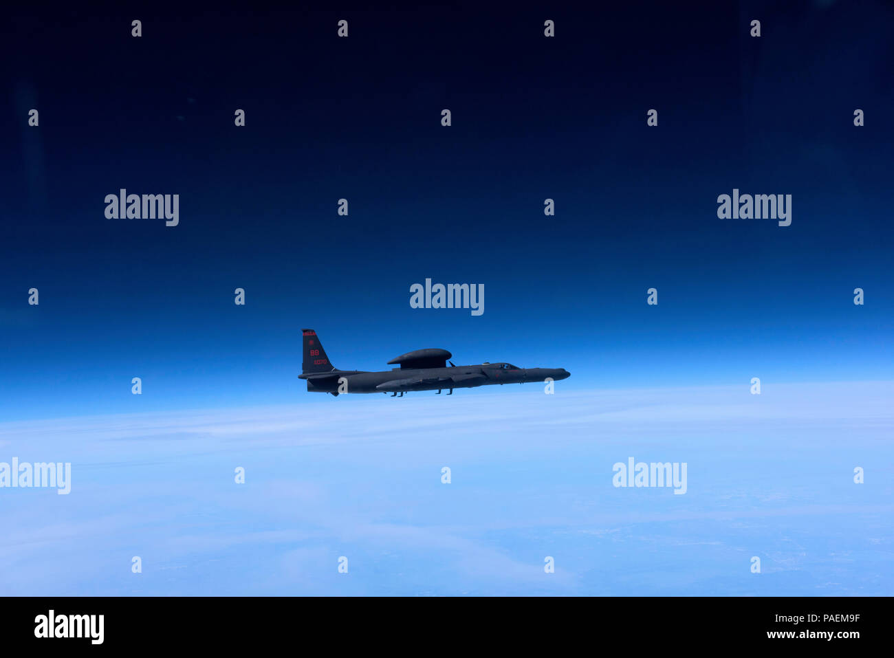 U- 2 Dragon Lady se aproxima a una altura cerca de 70.000 pies sobre  California, Marzo 23, 2016. El piloto debe llevar un traje de presión  similares a los trajes de astronauta