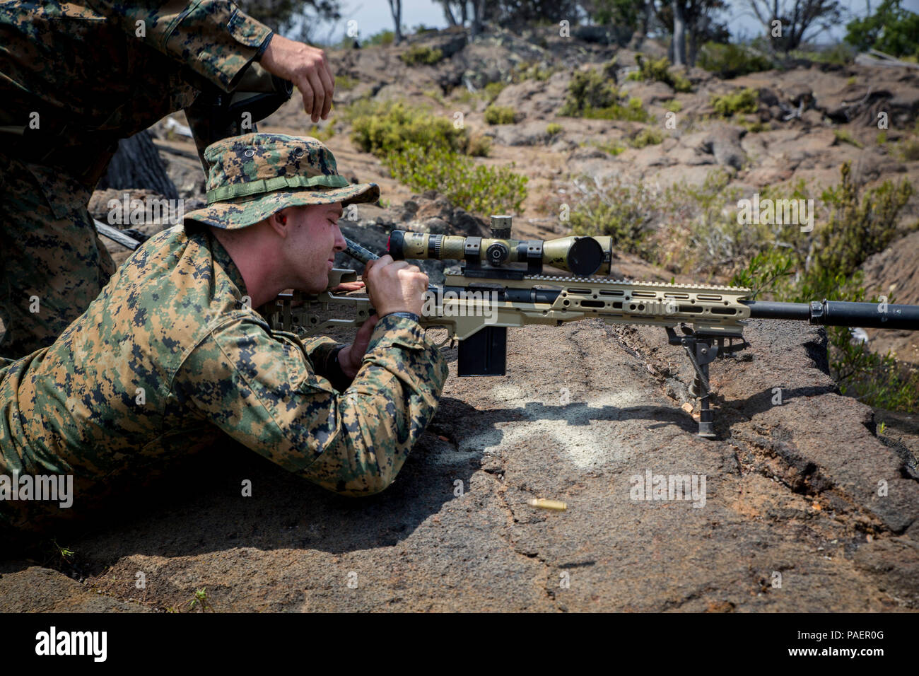 180714-M-FA245-1023 POHAKULOA ZONA DE ENTRENAMIENTO, Hawai (14 Julio 2018)  U.S. Marine Cpl. Joseph Casalicchio, un transmisor de radio operador con  3er Batallón de reconocimiento, racks el perno nuevamente en un M40A6 rifle