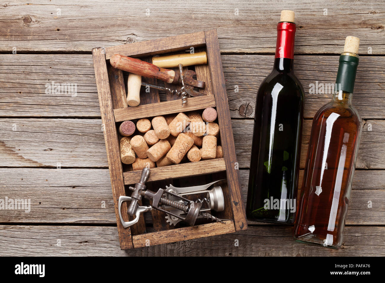 Las botellas de vino, sacacorchos y tapones de corcho en caja de madera.  Vista superior con espacio para el texto Fotografía de stock - Alamy
