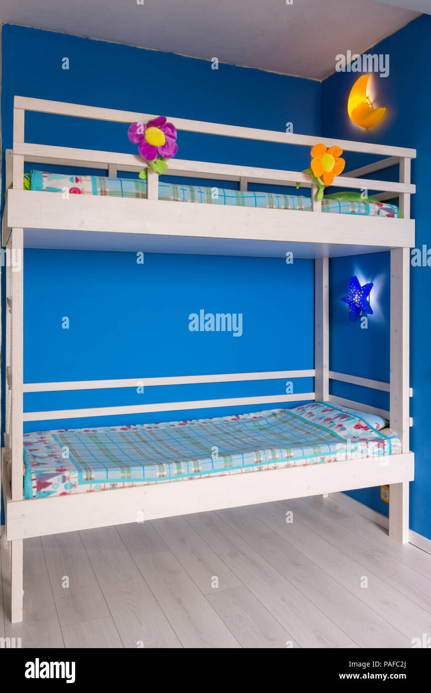 Literas para niños cama de madera en el interior de la habitación  Fotografía de stock - Alamy
