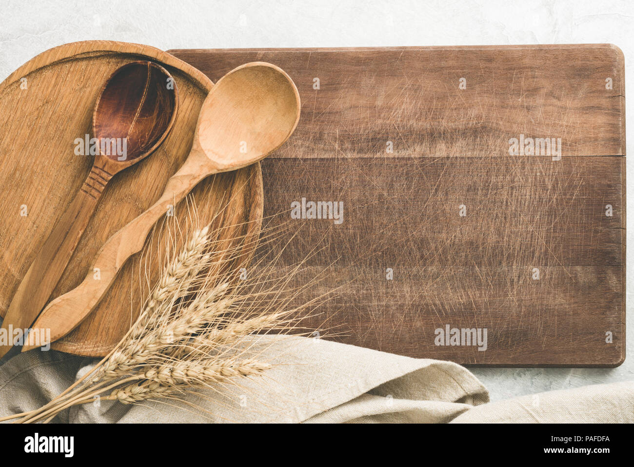 Utensilios de cocina de madera fotografías e imágenes de alta resolución -  Alamy