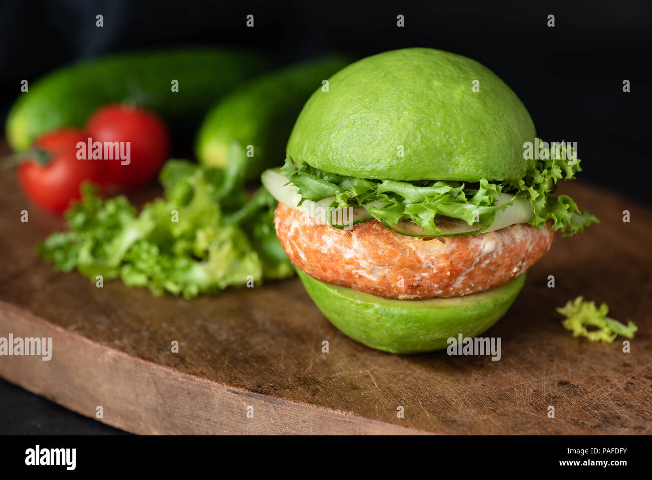 Vegan hamburguesa con aguacate zanahoria lentejas pattie en madera. Closeup view, el enfoque selectivo Foto de stock