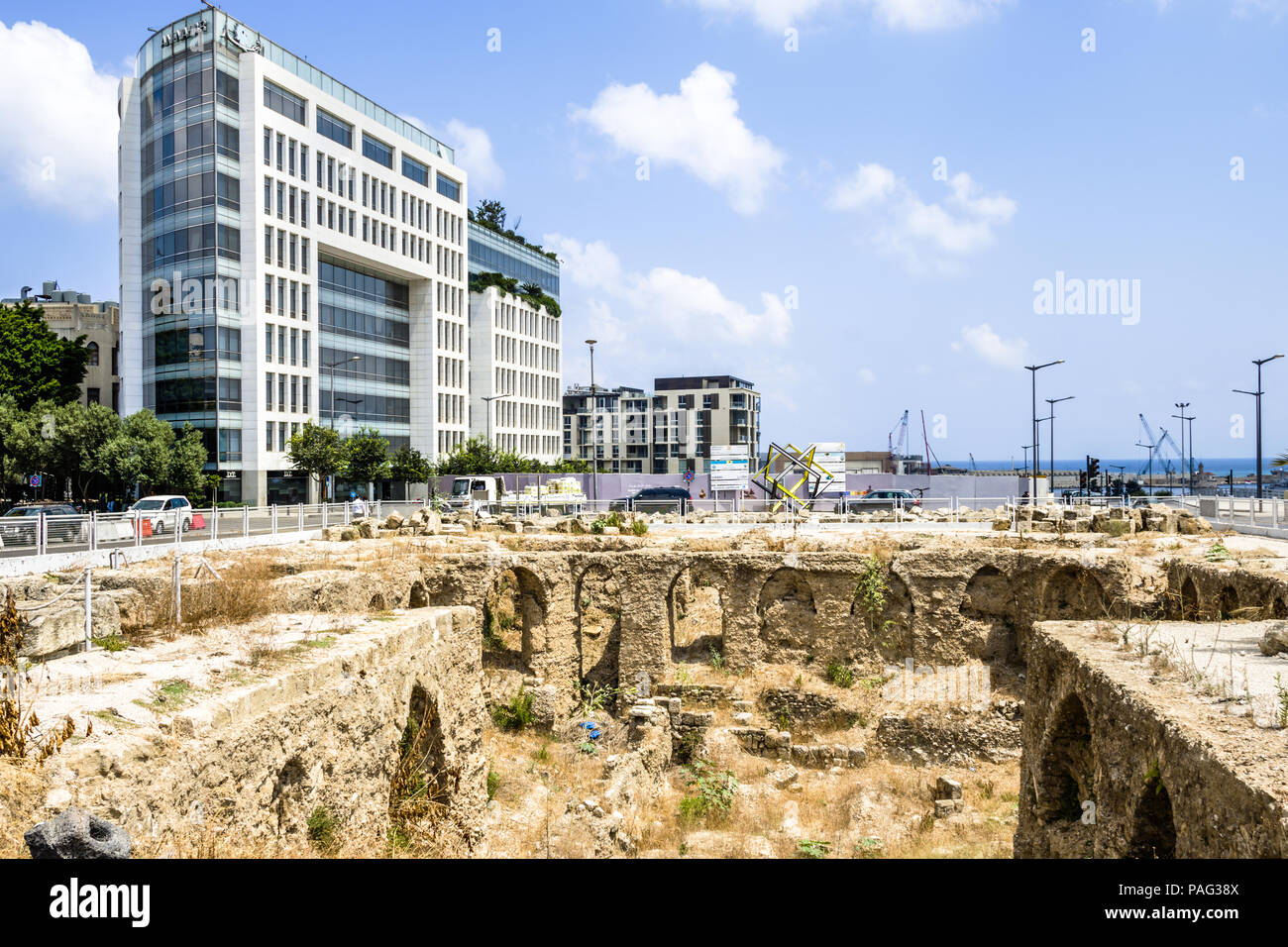 Ruinas antiguas y oficinas de periódicos An-nahar en el distrito central de Beirut, en el centro de Líbano Foto de stock
