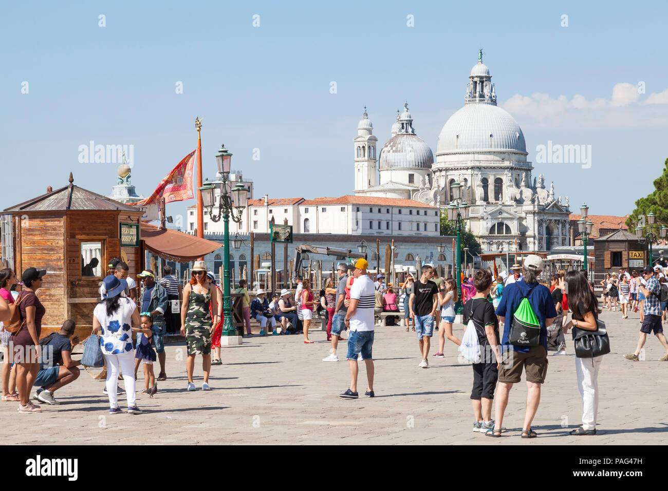 Los turistas de Riva degli Schiavonni en frente de la Basílica di Santa Maria della Salute en Piazetta San Marco, San Marco, Venecia, Véneto, Italia Foto de stock