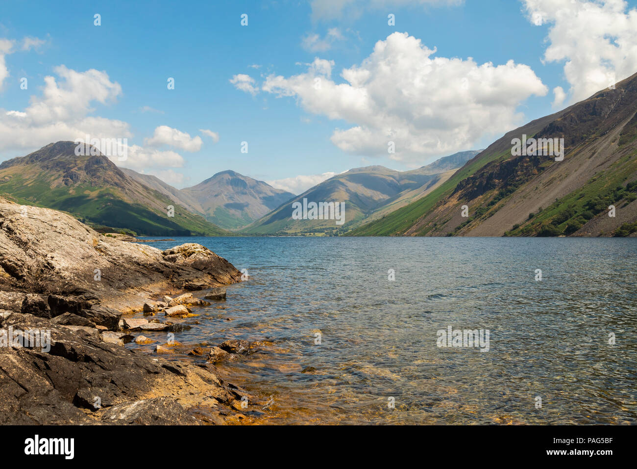 Una imagen de un hermoso lago de montaña, rodada en el Lake District, Cumbria, Inglaterra, Reino Unido. Foto de stock