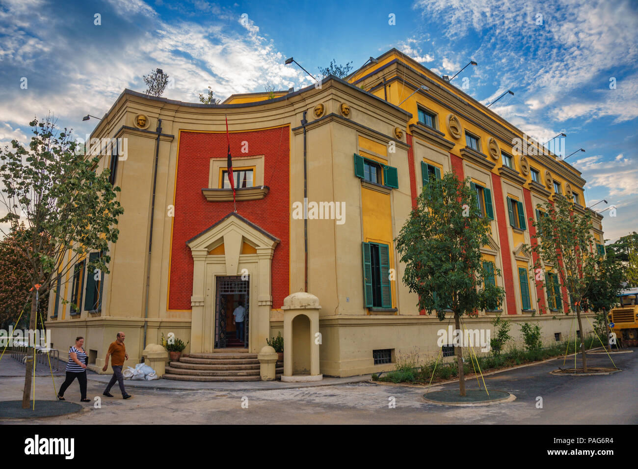 Los coloridos edificios tradicionales de arquitectura en el centro de la ciudad de Tirana
