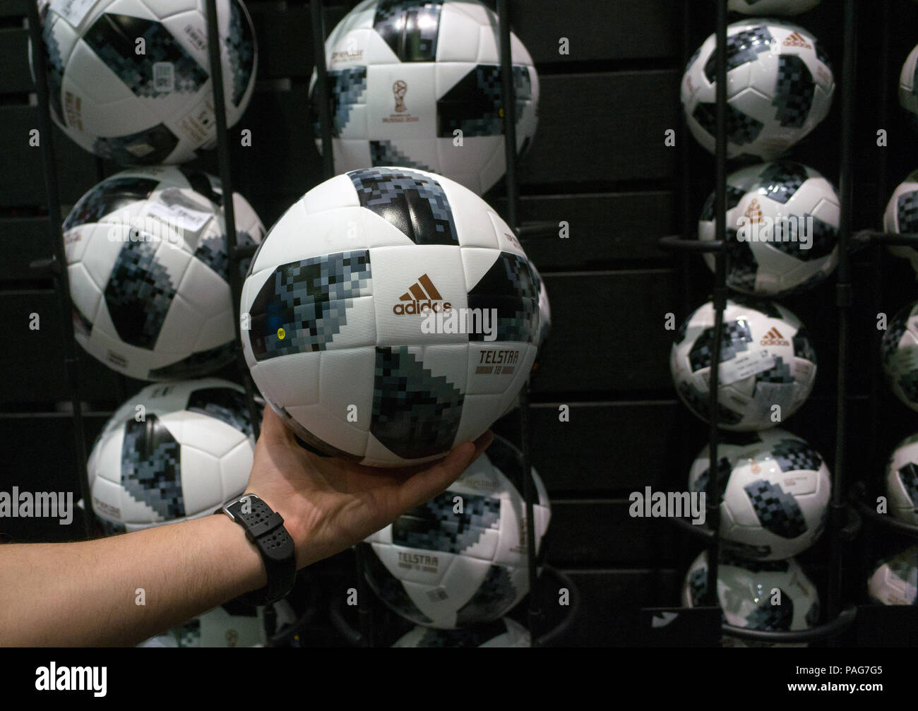 siga adelante de repuesto robo El 12 de noviembre de 2017 Moscú, Rusia. El balón oficial de la Copa Mundial  de la Fifa 2018 Adidas Telstar 18 Fotografía de stock - Alamy