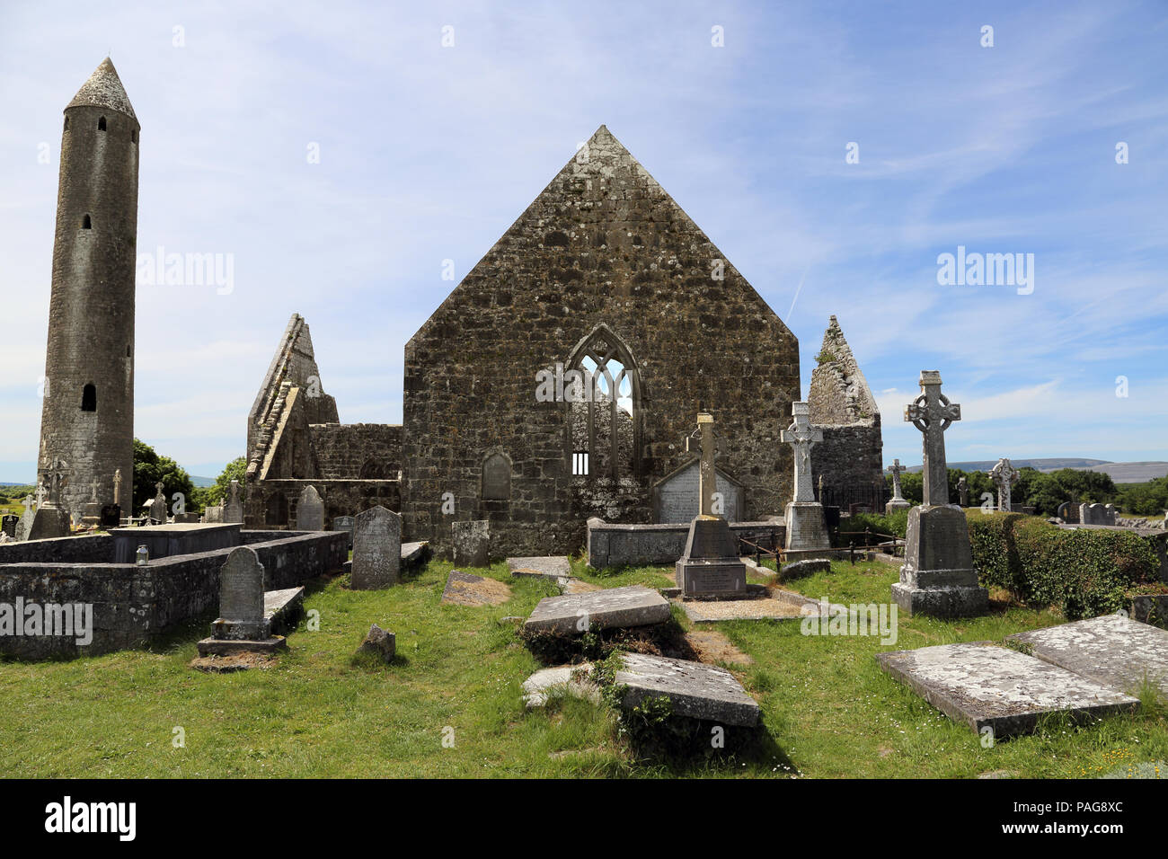 Es un monasterio Killmacduagh arruinada abadía del siglo VII, cerca del pueblo de Gort en el Condado de Galway, Irlanda. Fue el lugar de nacimiento de la Diócesis de Kilmacdu Foto de stock