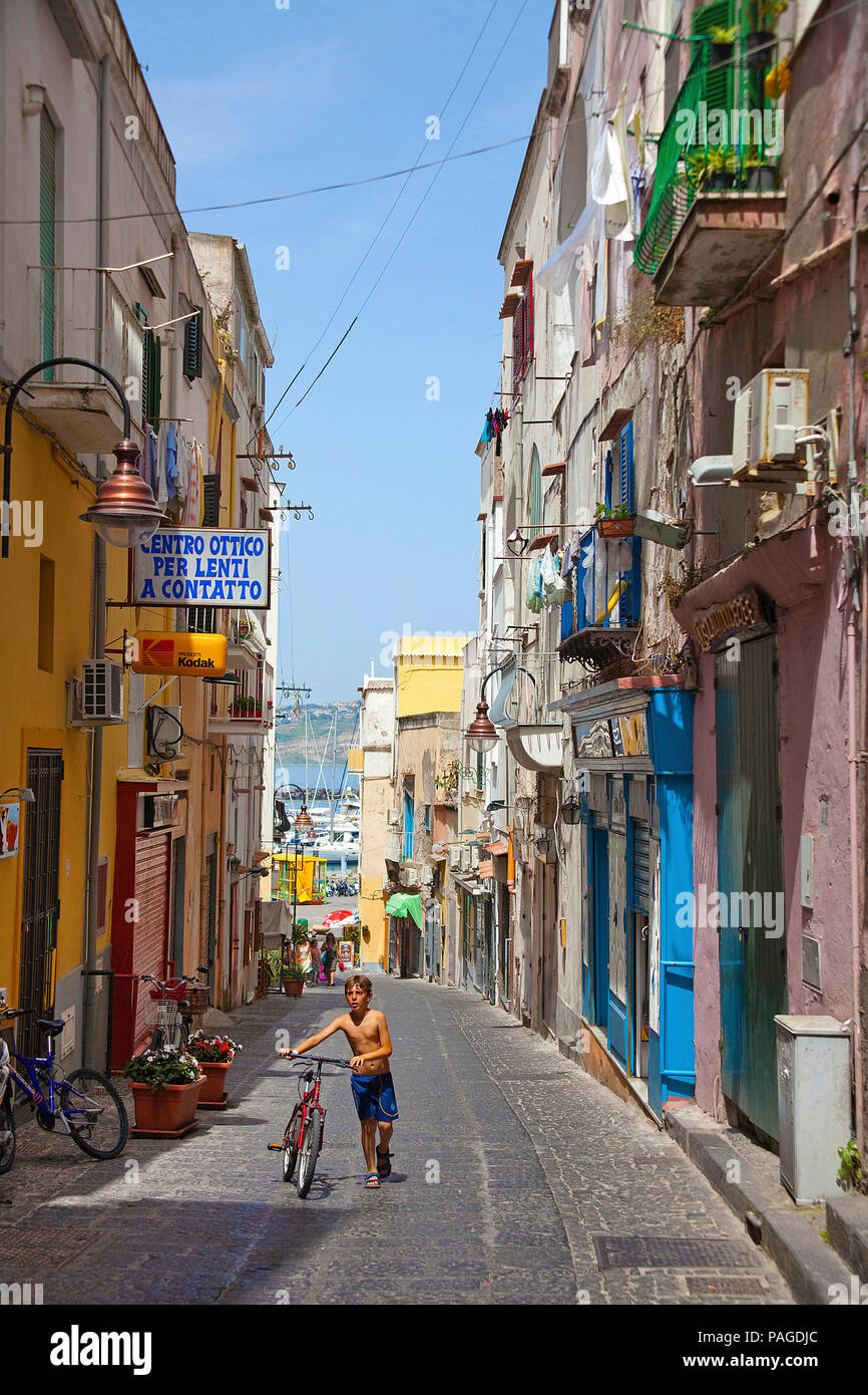Gasse in der Altstadt von Procida, Golf von Neapel, Kampanien, Italien | Alley en el Old Town de Procida Island, el Golfo de Nápoles, Italia Foto de stock