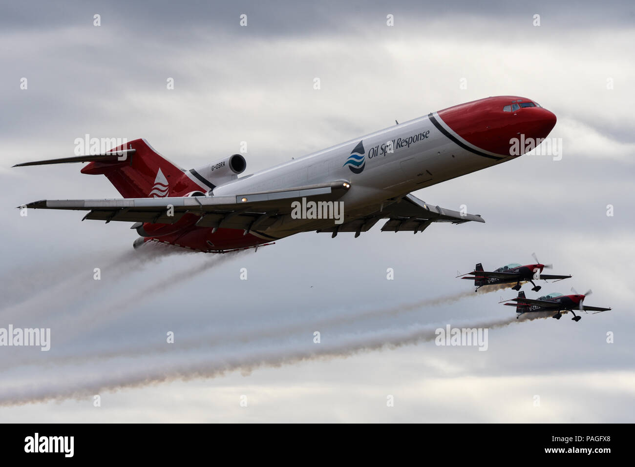 Oil Spill Response avión Boeing 727 de rociado de agua durante la