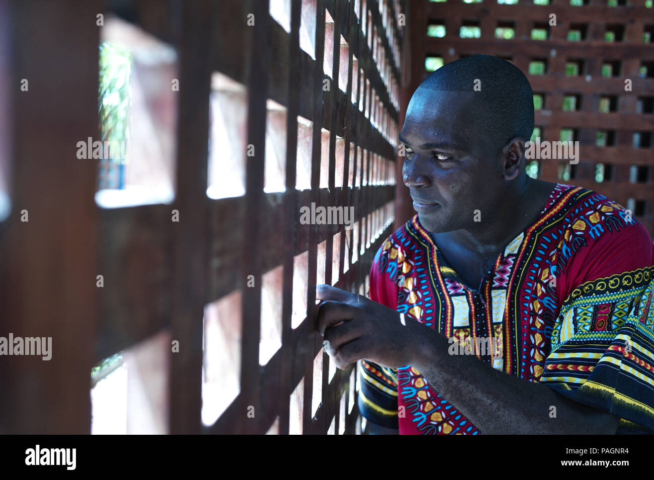 Julio 16, 2018 - San Basilio de Palenque, Bolívar, Colombia - Palenquero y músico Andreus Valdés Torres, director de la Casa de la Cultura en Palenque. San Basilio de Palenque fue declarado las Obras Maestras del Patrimonio Oral e Inmaterial de la Humanidad por la UNESCO y es considerada la primera ciudad libre en América.La palabra ''palenque'' significa ''ciudad amurallada'' y el Palenque de San Basilio es sólo una de las muchas comunidades amurallada que fueron fundadas por los esclavos como un refugio en el siglo XVII.Es el único que sobrevivió .Muchas de las tradiciones musicales y orales tienen raíces en Palenque' Foto de stock