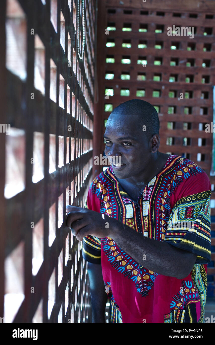 Julio 16, 2018 - San Basilio de Palenque, Bolívar, Colombia - Palenquero y músico Andreus Valdés Torres, director de la Casa de la Cultura en Palenque. San Basilio de Palenque fue declarado las Obras Maestras del Patrimonio Oral e Inmaterial de la Humanidad por la UNESCO y es considerada la primera ciudad libre en América.La palabra ''palenque'' significa ''ciudad amurallada'' y el Palenque de San Basilio es sólo una de las muchas comunidades amurallada que fueron fundadas por los esclavos como un refugio en el siglo XVII.Es el único que sobrevivió .Muchas de las tradiciones musicales y orales tienen raíces en Palenque' Foto de stock
