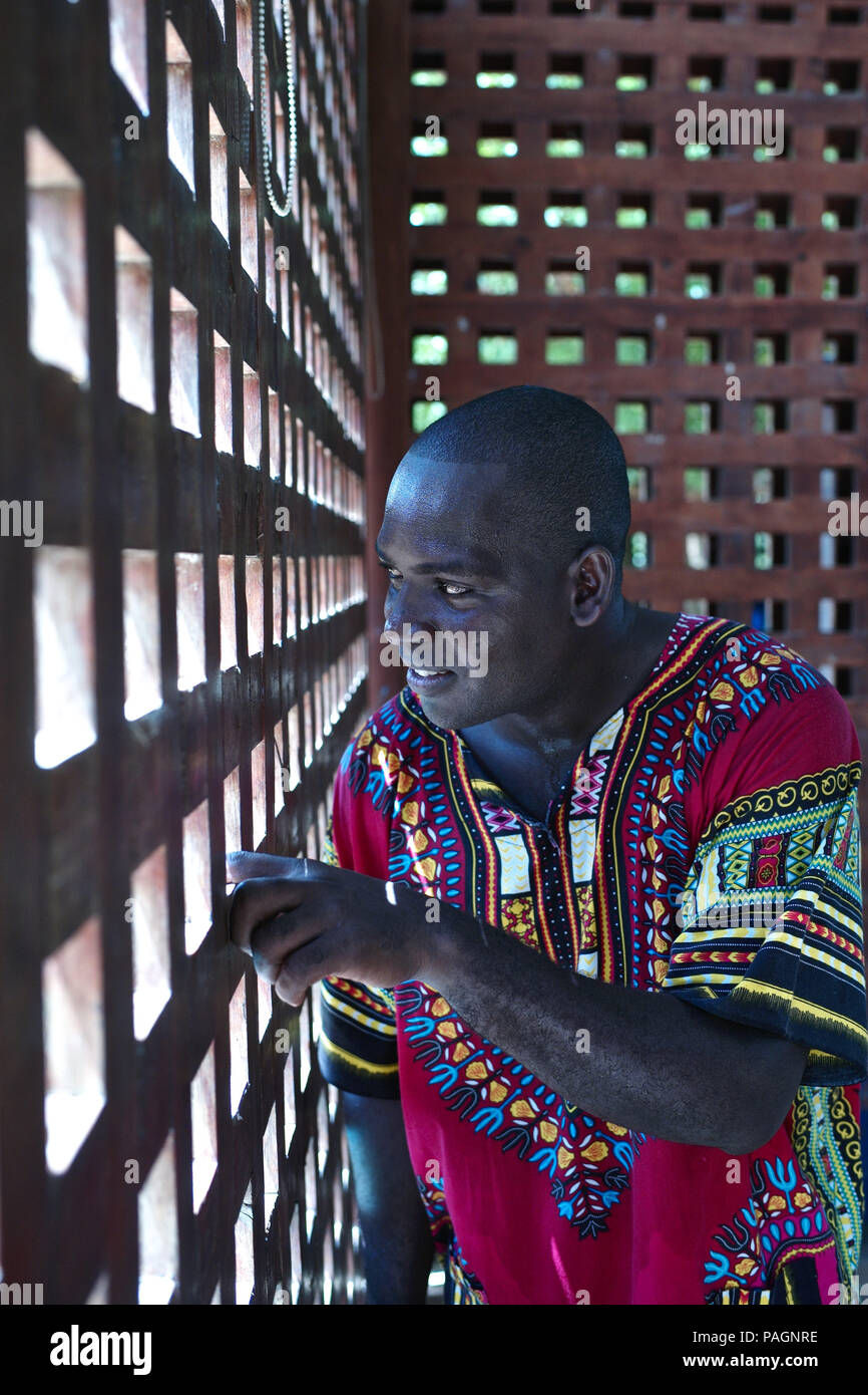 Julio 16, 2018 - San Basilio de Palenque, Bolívar, Colombia - Palenquero y músico Andreus Valdés Torres, director de la Casa de la Cultura en Palenque. San Basilio de Palenque fue declarado las Obras Maestras del Patrimonio Oral e Inmaterial de la Humanidad por la UNESCO y es considerada la primera ciudad libre en América.La palabra ''palenque'' significa ''ciudad amurallada'' y el Palenque de San Basilio es sólo una de las muchas comunidades amurallada que fueron fundadas por los esclavos como un refugio en el siglo XVII.Es el único que sobrevivió .Muchas de las tradiciones musicales y orales tienen raíces en Palenque' Foto de stock