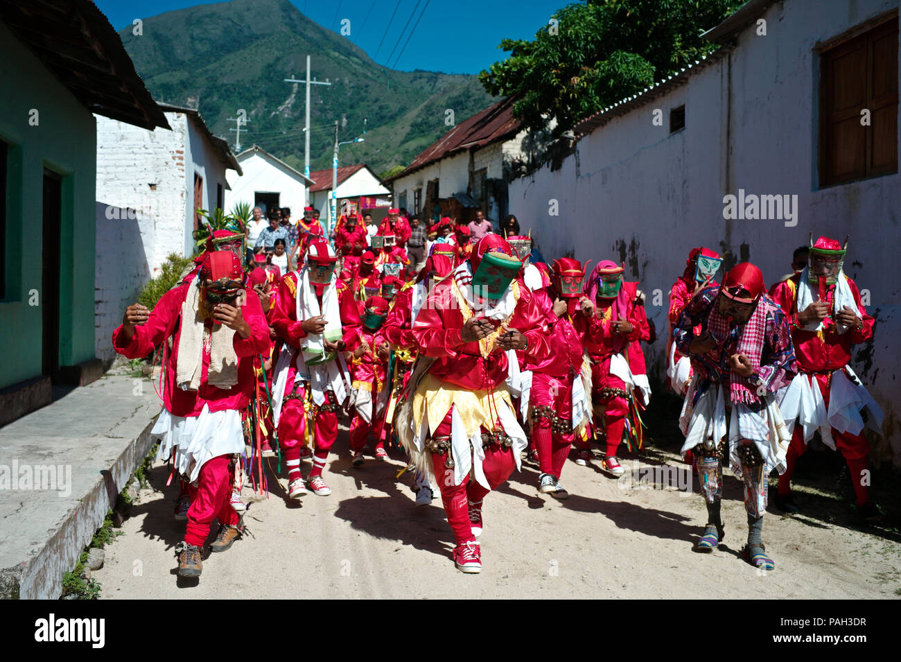 A los pies de los picos nevados de Sierra Nevada, dentro del territorio de los indios indígenas kankuamos, una celebración llena de colorido de la fiesta cristiana de co Foto de stock