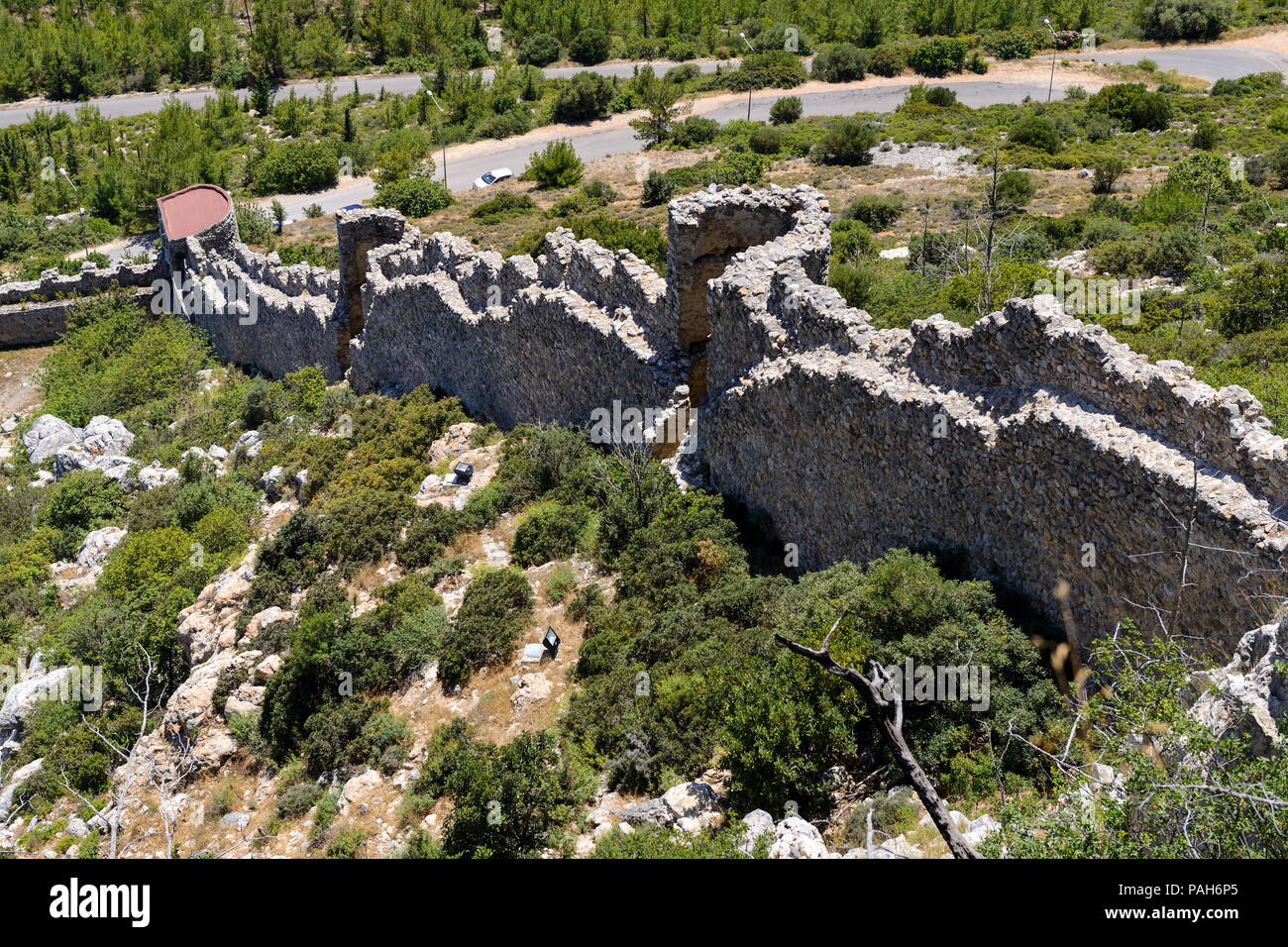 Murallas bizantinas de San Hilarión Castillo en la cordillera de Kyrenia, República turca del norte de Chipre Foto de stock