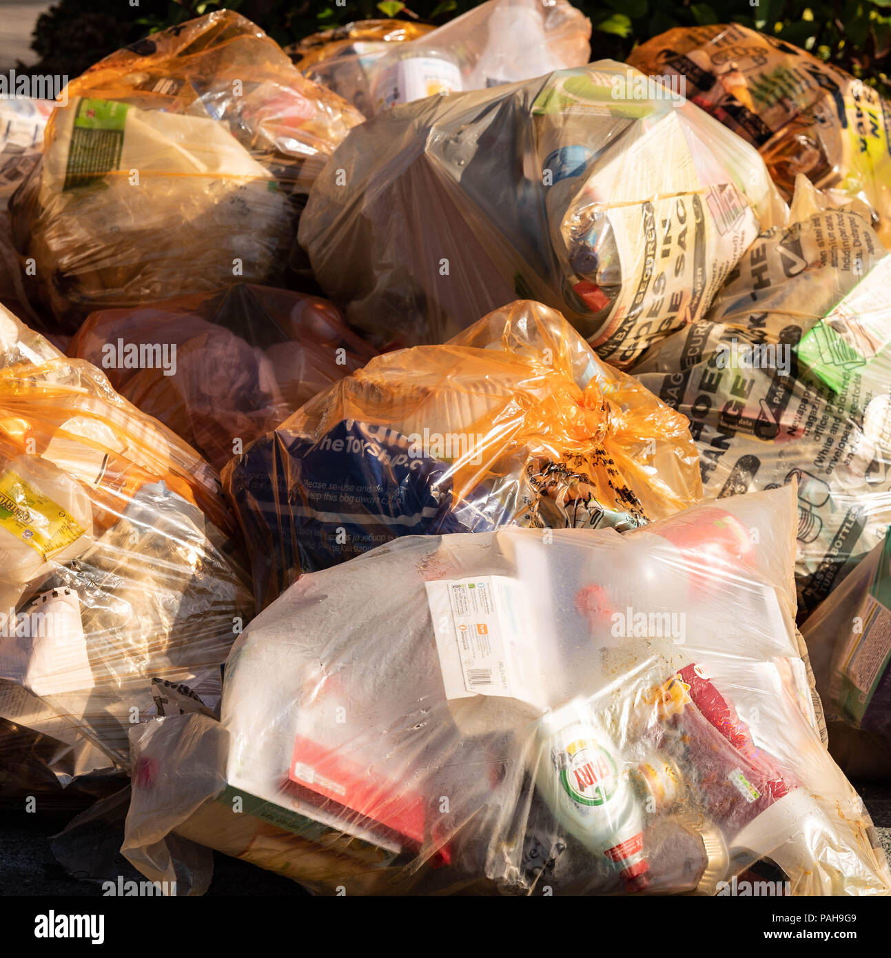 Reciclaje de residuos de plástico sacos en una pila en espera de colección Foto de stock