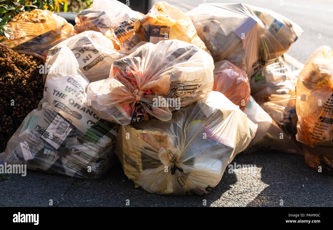 Reciclaje de residuos de plástico sacos en una pila en espera de colección Foto de stock