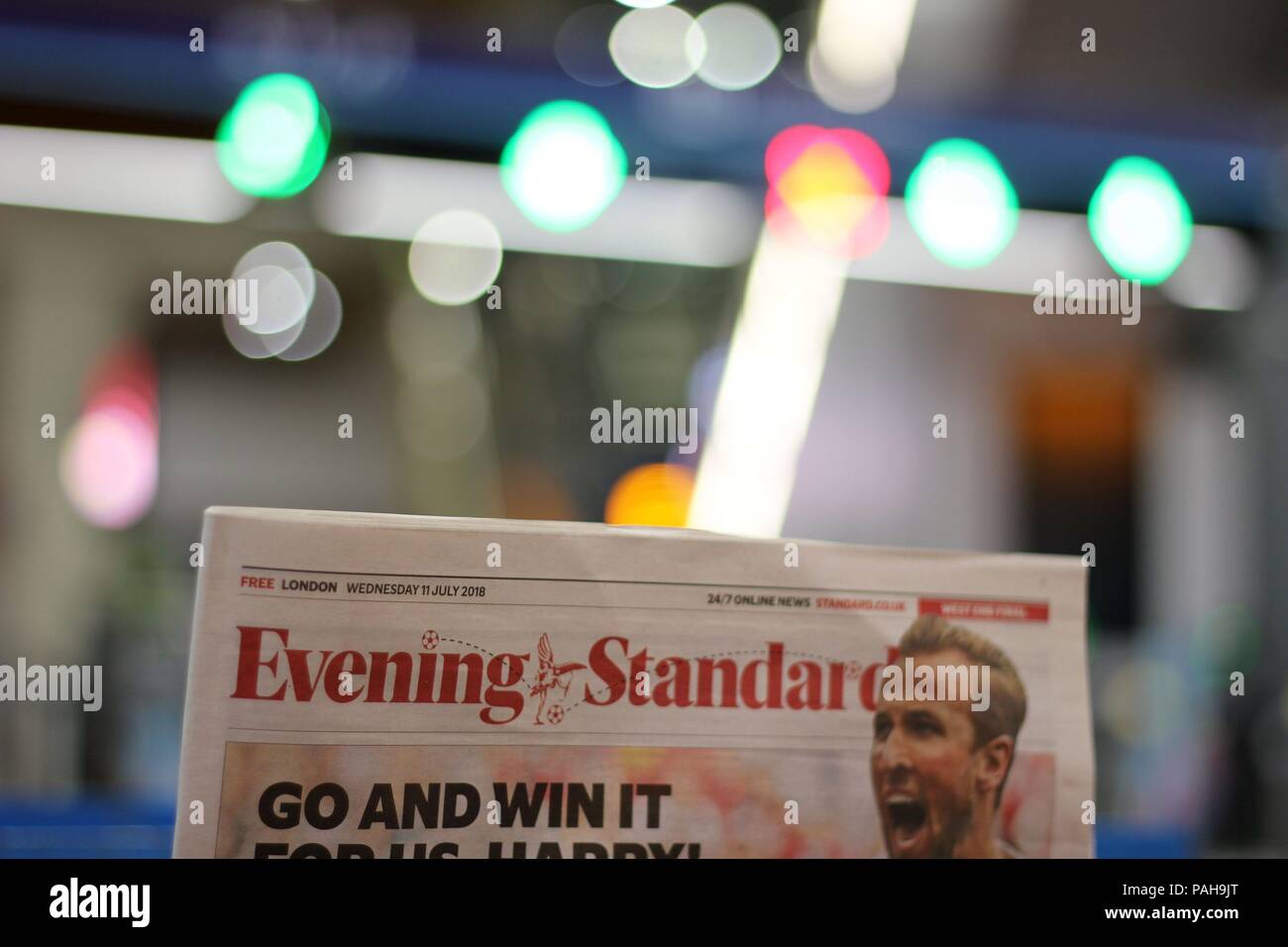 Primera página del periódico, London Evening Standard, mostrando noticias sobre la Copa Mundial Inglaterra 2018 Foto de stock