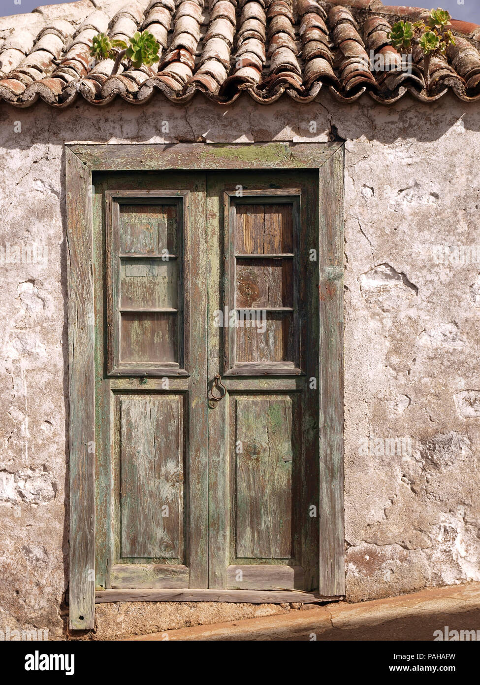 Puertas de madera en las palmas Puertas de madera en las palmas