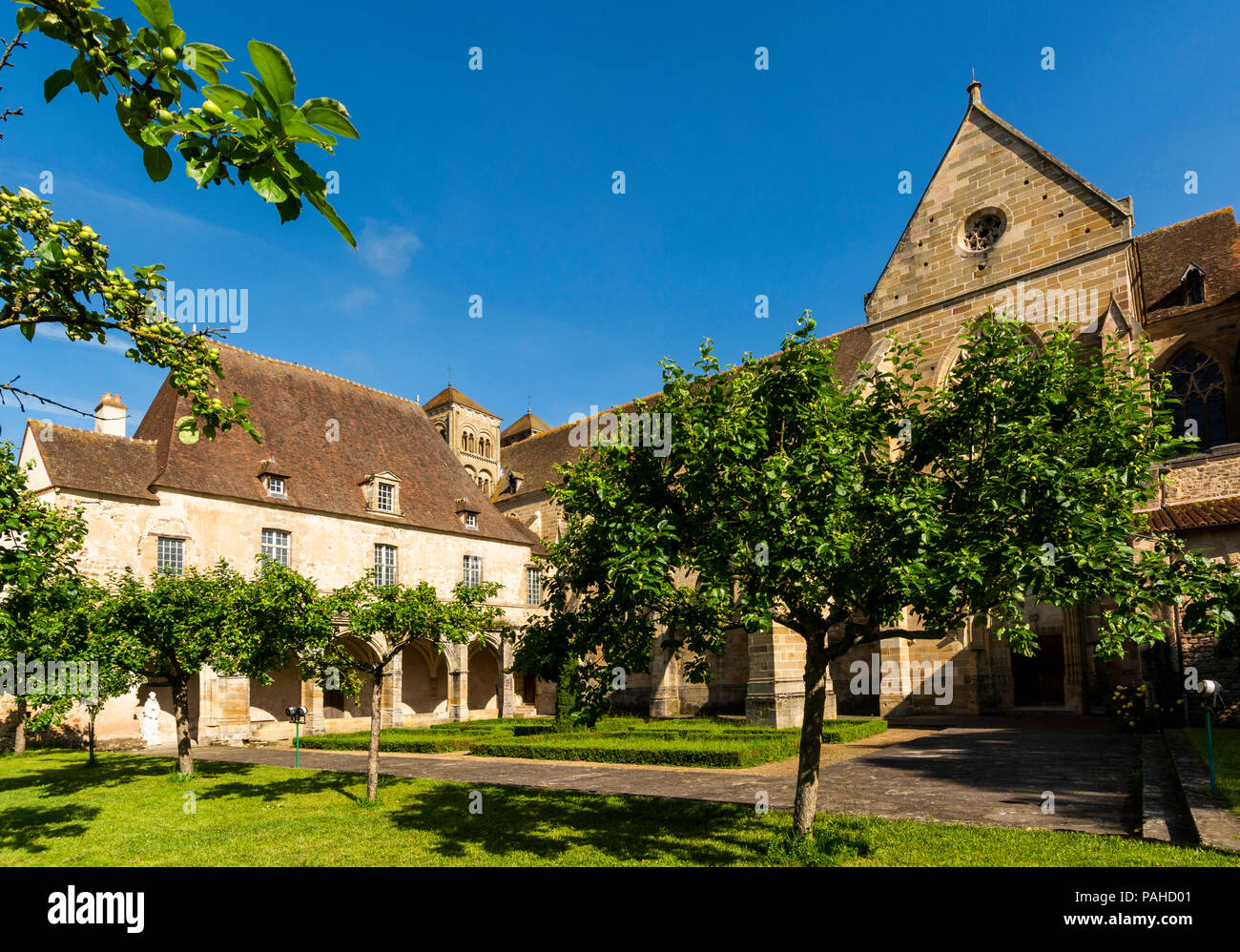Jardín del claustro de San Pedro y san Pablo, la Iglesia prioral de Souvigny, Allier, Auvergne-Rhone-Alpes, Francia Foto de stock