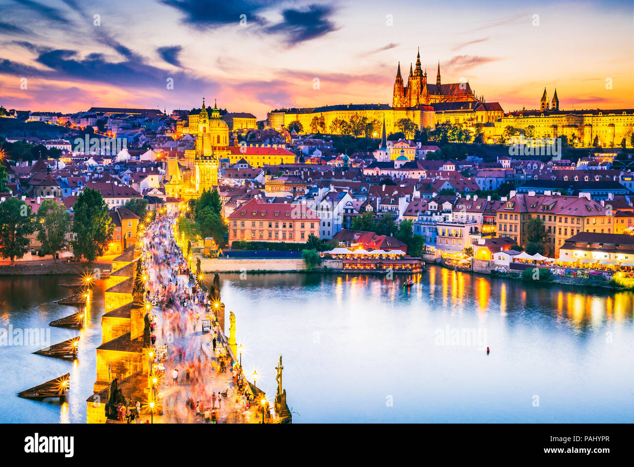Praga, República Checa. Puente de Carlos y el Castillo de Praga (Hrad) con la Catedral de San Vito, Bohemia hito en Praha. Foto de stock