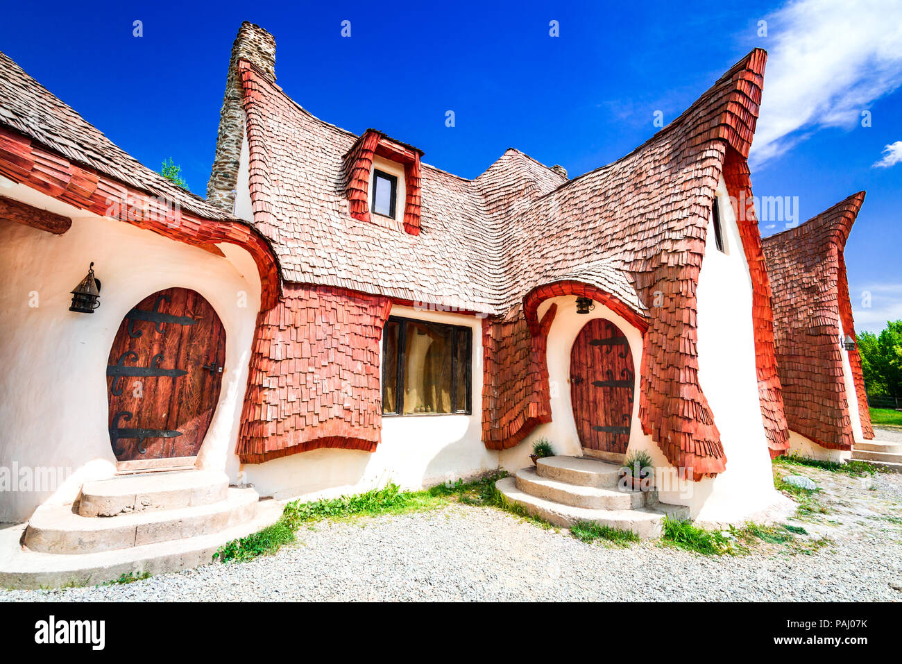 El Valle de las hadas (Castelul de Lut, Valea Zanelor), Hobbit de Transilvania castillo construido de arcilla y arena en Rumania, Transylvania Porumbacu de Foto de stock