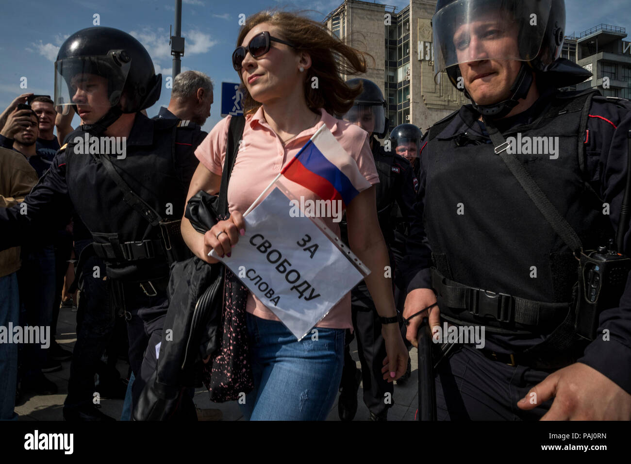 La detención de mujeres con una pancarta con la inscripción "Para la libertad de expresión" durante una manifestación de la oposición en la Plaza Pushkin en el centro de Moscú, Rusia Foto de stock