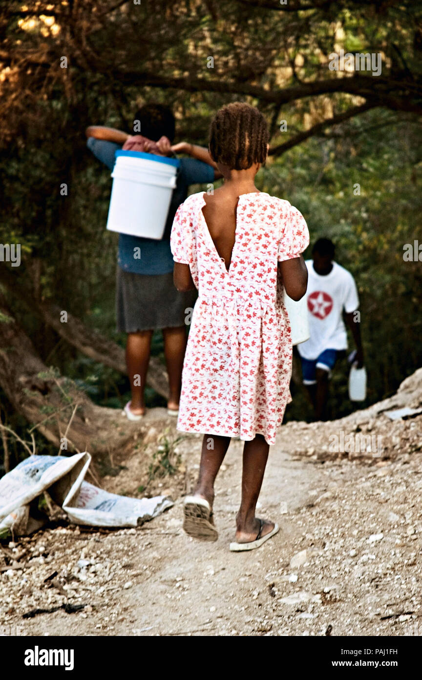 Savinia es de 5 años y 3 pies de alto. Este año fue enviada por su familia  en el campo de Puerto Príncipe para vivir como restavek. La rutina diaria  de Savinia
