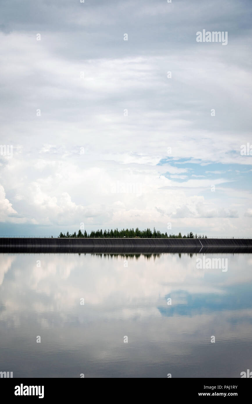 Depósito de agua Cierny Vah con el cielo del reflejo en el agua, Liptov, Eslovaquia Foto de stock
