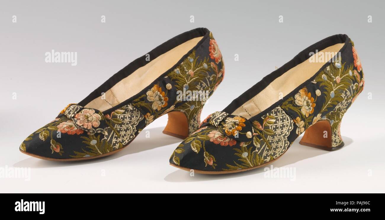 Por la noche las zapatillas. Cultura: el francés. Diseñador: J. Ferry.  Fecha: 1880. En el último cuarto del siglo xix, zapatos adaptados a un  determinado vestido de noche se convirtió en un
